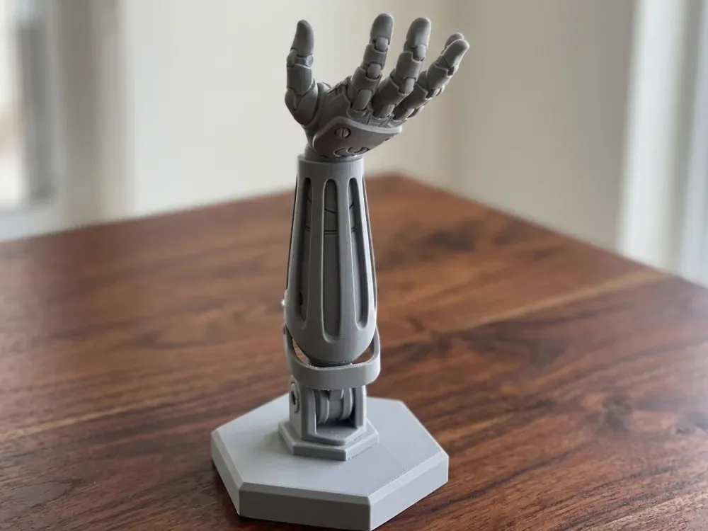 Escultura del brazo de Automail de Edward Elric, vista 1