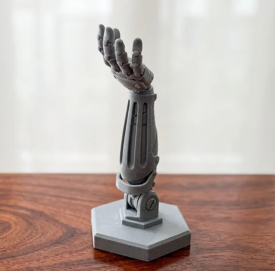 Escultura del brazo de Automail de Edward Elric, vista 2