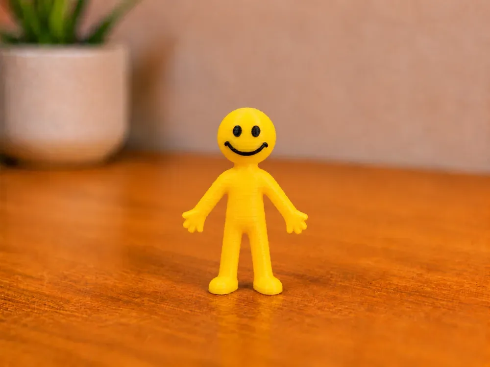 Mini hombre sonriente: lindo y feliz compañero de escritorio, vista 2