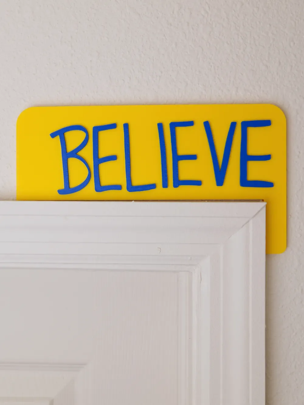 Esquina de puerta Believe inspirada en Ted Lasso, vista 2