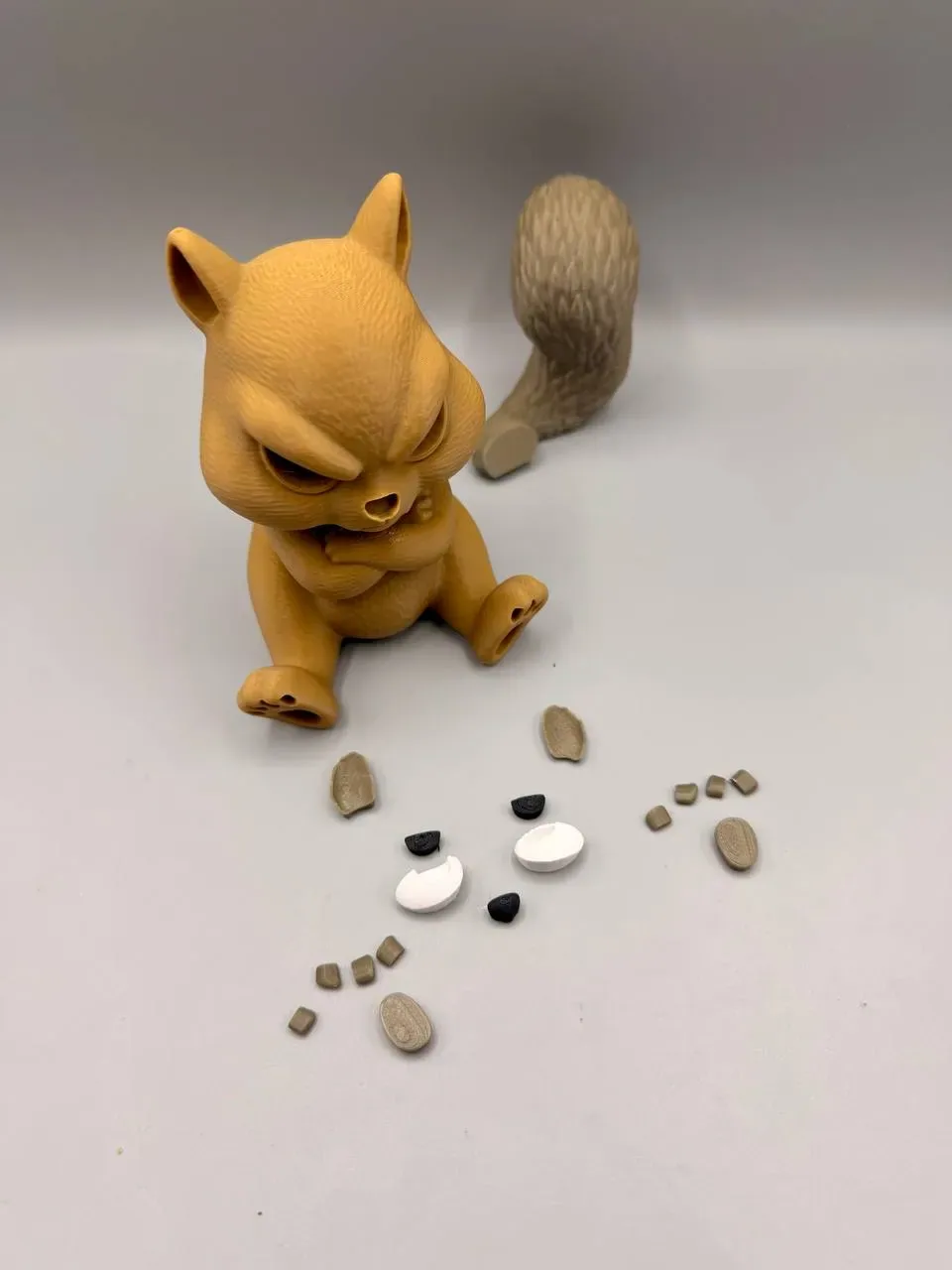 Ardilla gruñona — figura decorativa sin AMS, vista 2