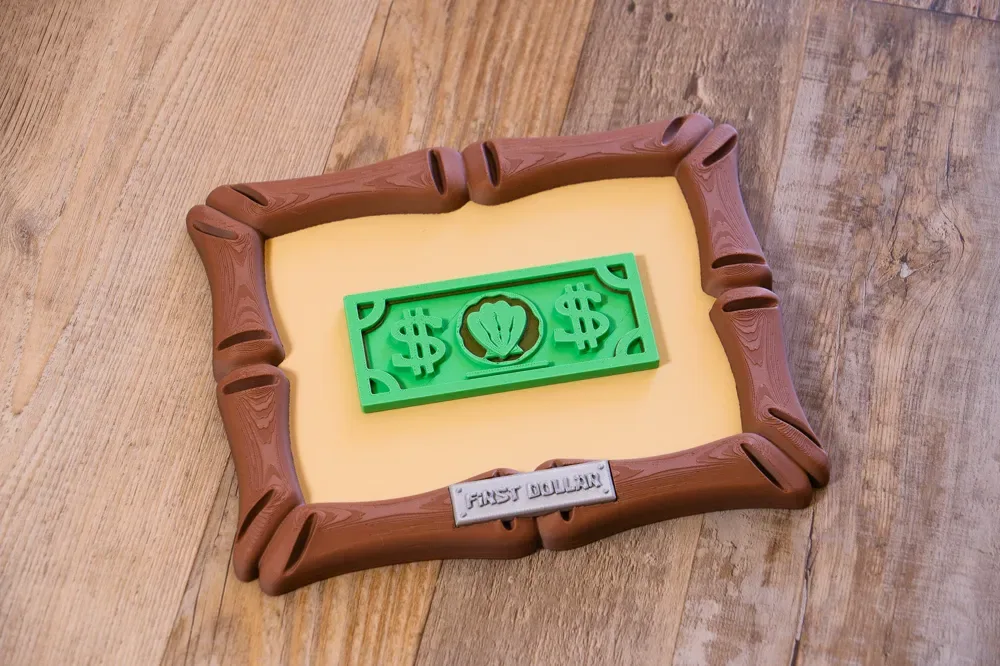 El primer dólar de Don Cangrejo - Accesorio para colgar en la pared de Bob Esponja, vista 2