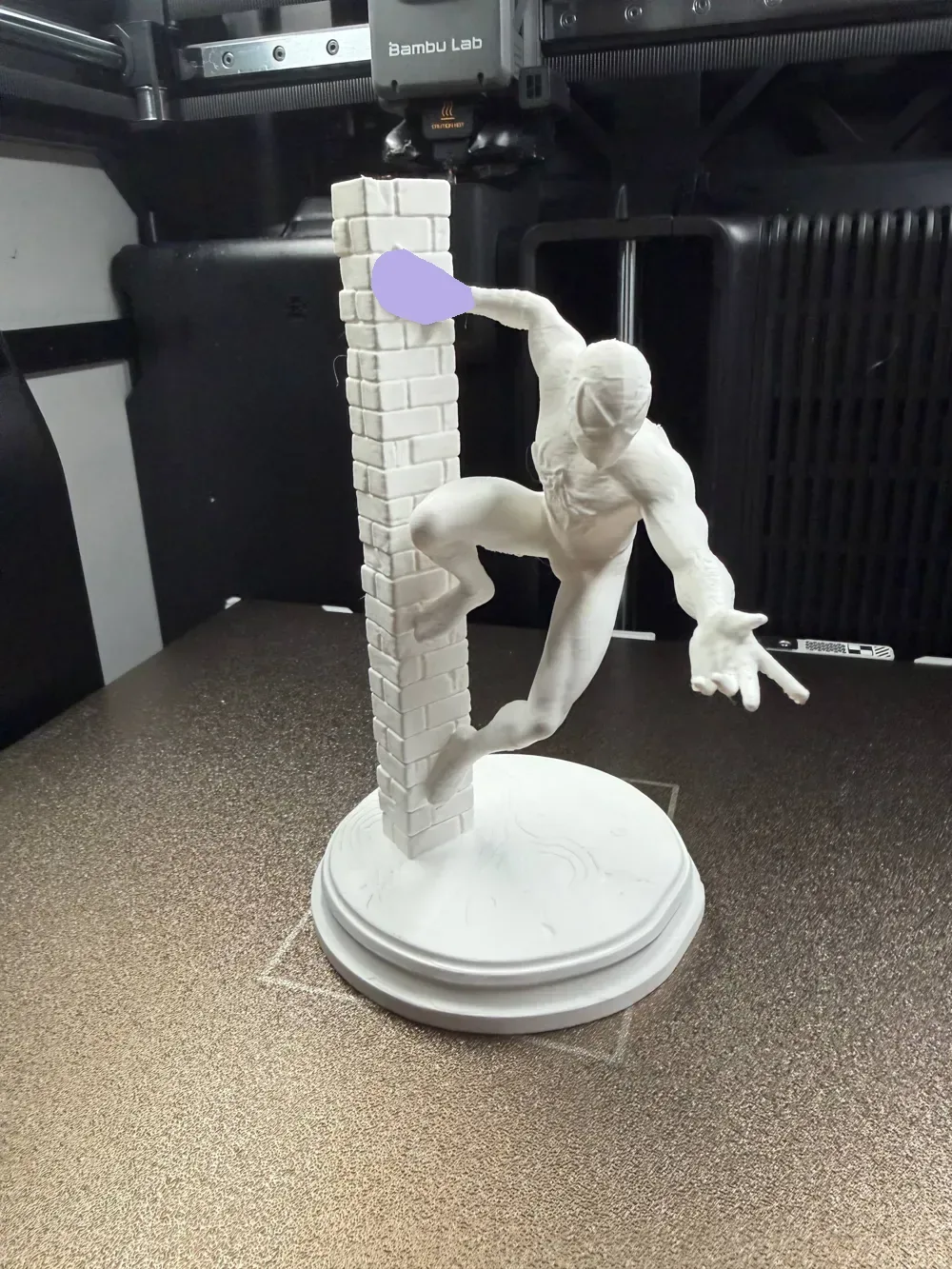 Estatua de Spider-Man para escalar paredes, vista 3
