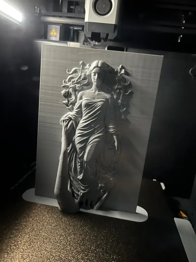 Bajorrelieve de la diosa del cabello suelto, vista 2
