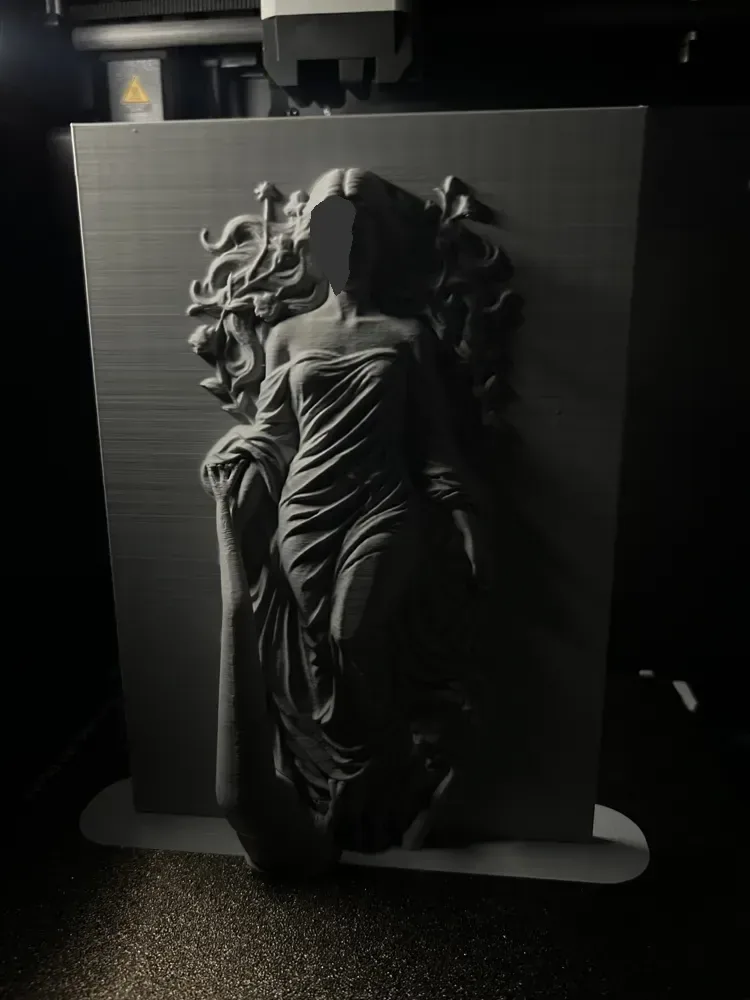 Bajorrelieve de la diosa del cabello suelto, vista 3
