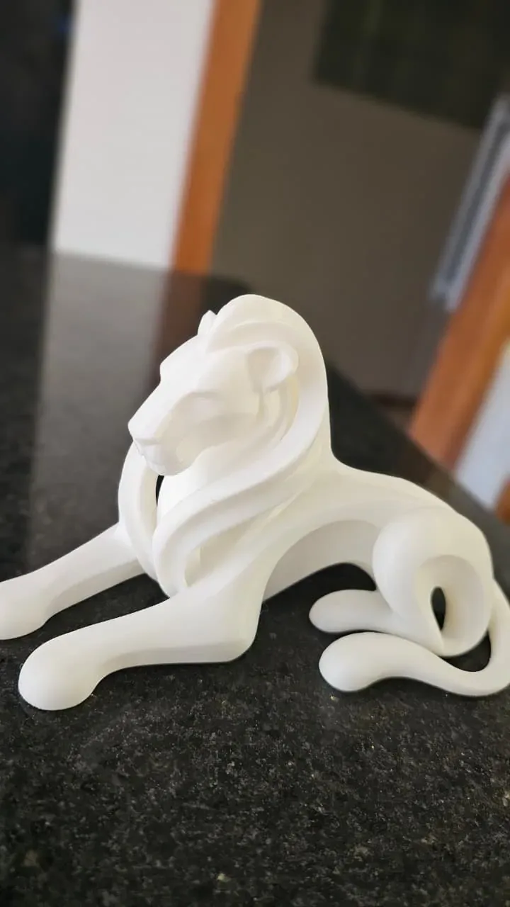 Elegante escultura abstracta de león, vista 2