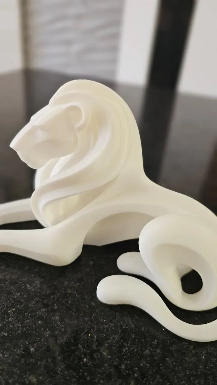 Elegante escultura abstracta de león, vista 3