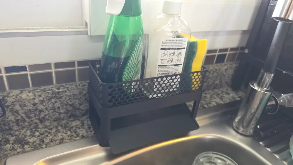 Organizador para fregadero con drenaje automático: detergente, esponja y cubiertos, vista 3