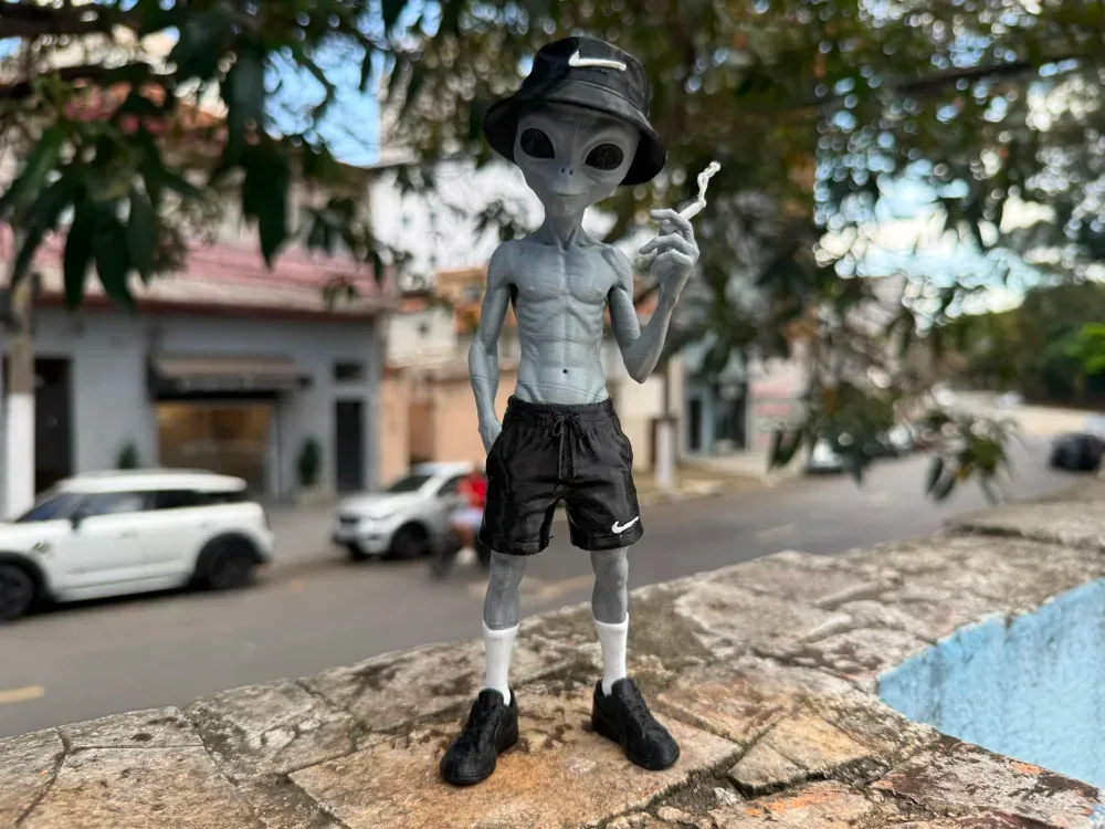 Alienígena estilizado de aproximadamente 25 cm — sin AMS, vista 2