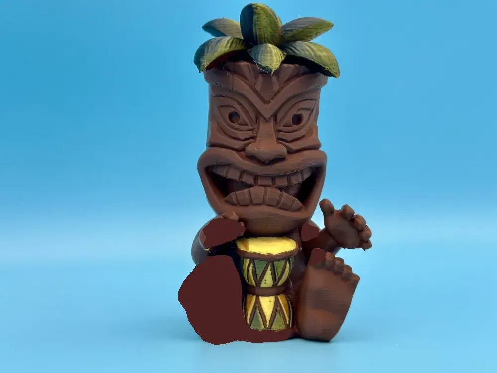 Tiki tocando el tambor, vista 2