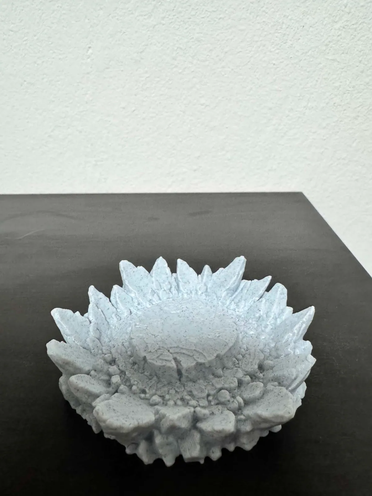 Base de exhibición de piedra volcánica, vista 2