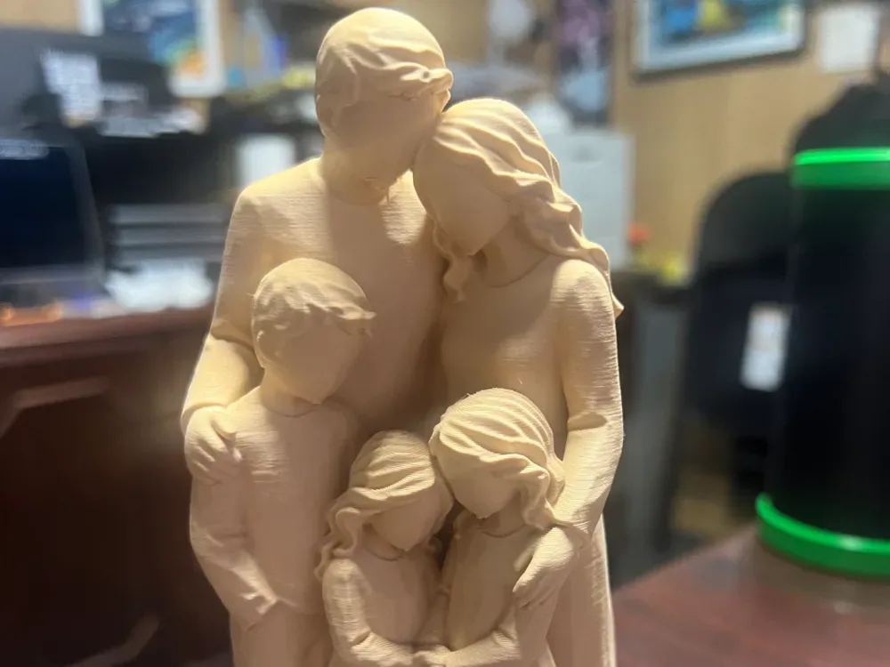 Abrazo familiar – Familia de cinco figuras sin rostro, vista 1