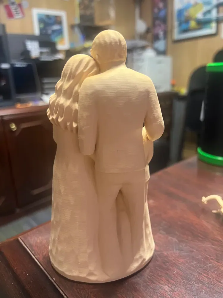 Abrazo familiar – Familia de cinco figuras sin rostro, vista 3