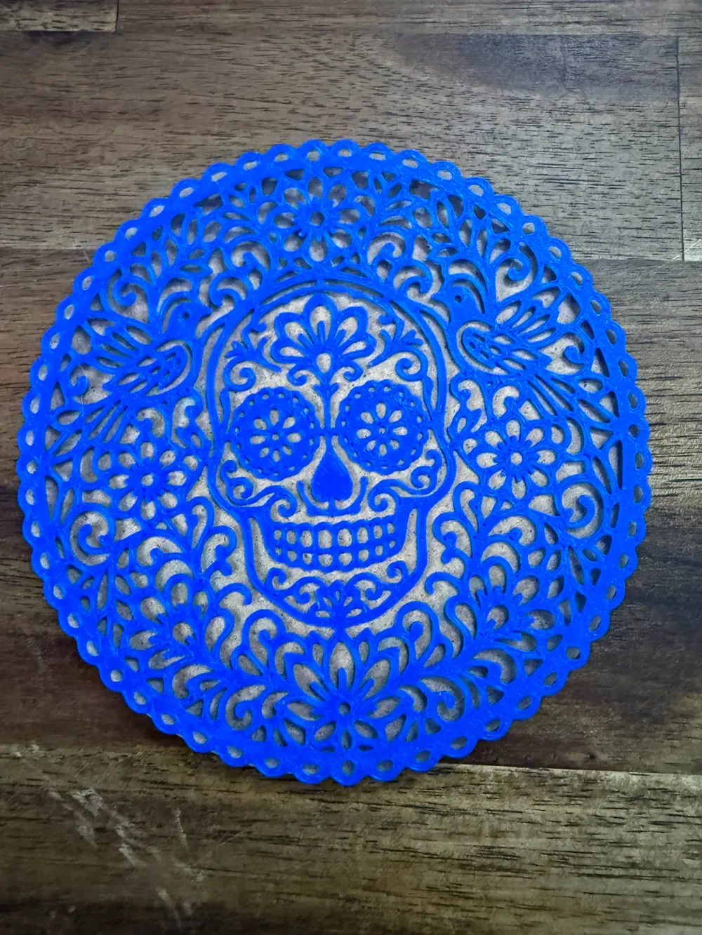 Decoración de posavasos con calavera de azúcar del Día de Muertos, vista 2