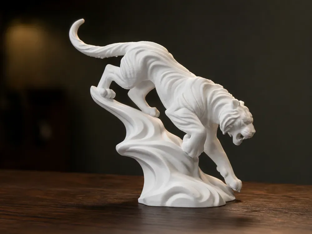 Escultura de tigre que se abalanza – Atrapado en medio del golpe, vista 1