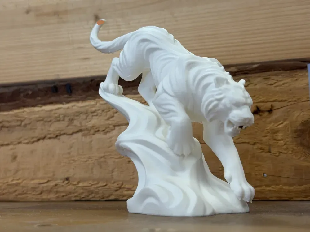 Escultura de tigre que se abalanza – Atrapado en medio del golpe, vista 3