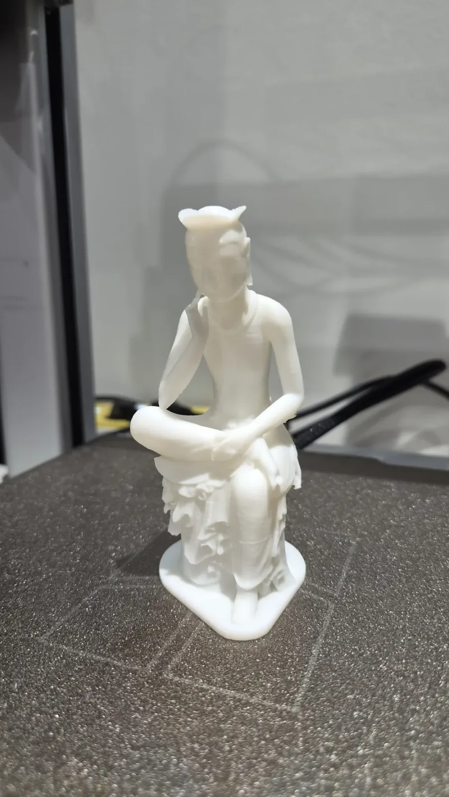 Estatua budista coreana: Bodhisattva pensativo, vista 3