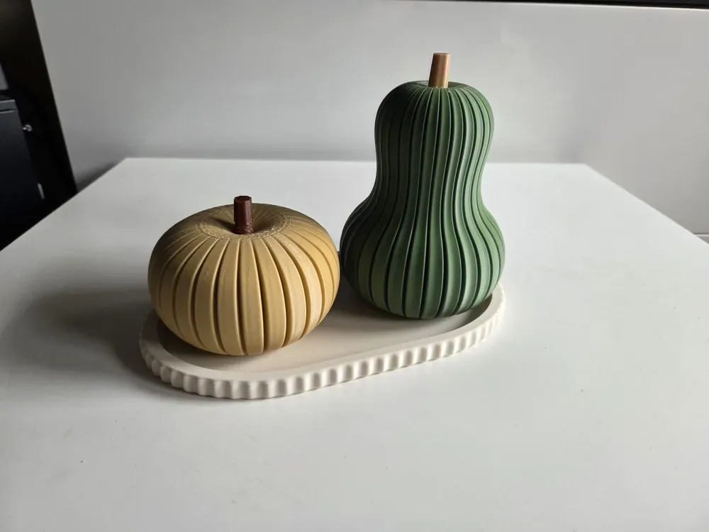 Juego de calabaza acanalada y calabaza alta: decoración moderna de otoño, vista 2