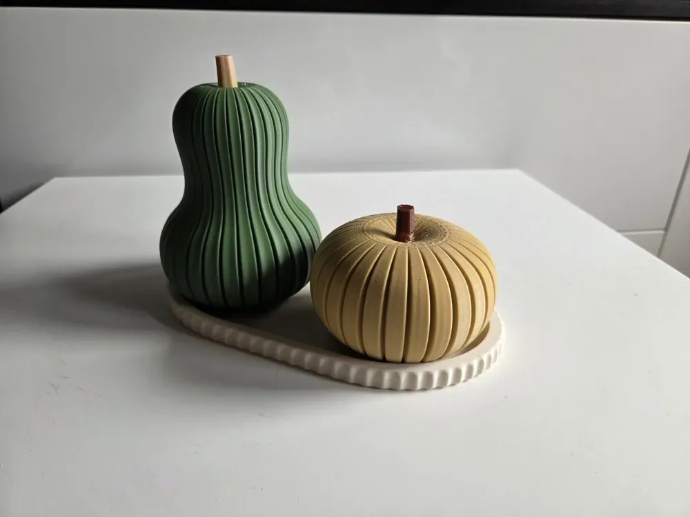 Juego de calabaza acanalada y calabaza alta: decoración moderna de otoño, vista 3