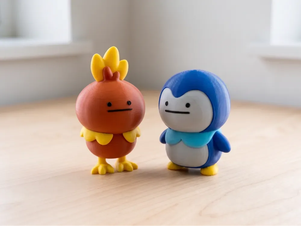 Torchic y Piplup no están contentos con el juguete chibi de Pokémon, vista 1