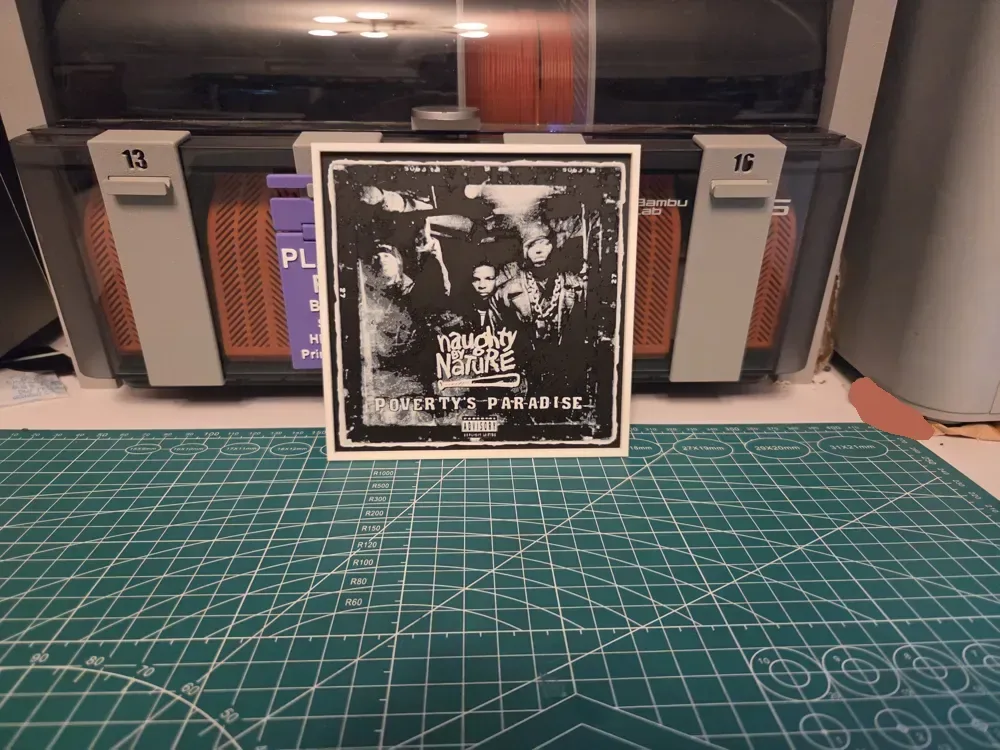 Carátula del álbum "El paraíso de la pobreza" de Naughty By Nature, vista 2