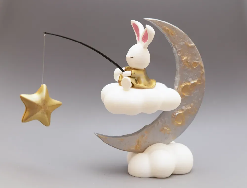 Linda figura de conejito sentado en la luna., vista 1