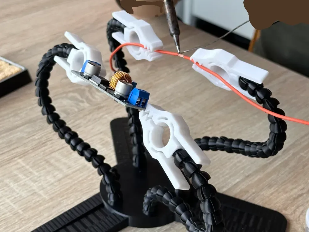 Soporte para herramientas de soldadura Brazos flexibles que ayudan a las manos para impresión 3D, vista 1