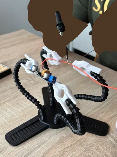 Soporte para herramientas de soldadura Brazos flexibles que ayudan a las manos para impresión 3D, vista 2