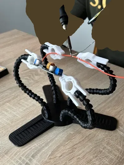 Soporte para herramientas de soldadura Brazos flexibles que ayudan a las manos para impresión 3D, vista 3