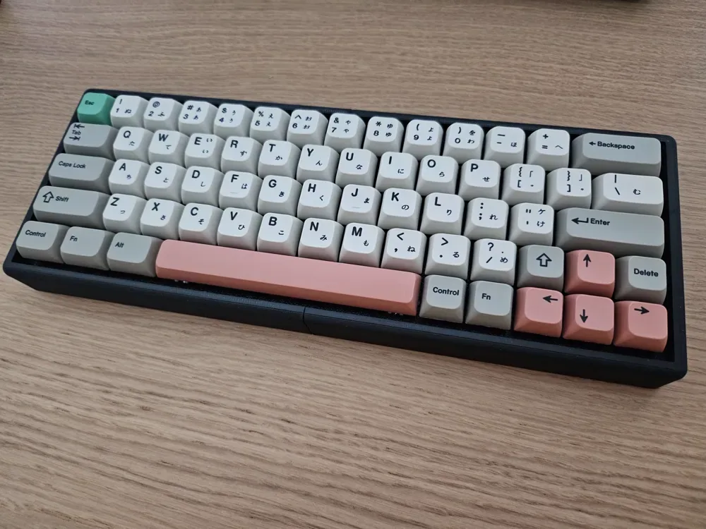 Teclado 60% con teclas de flecha, vista 1