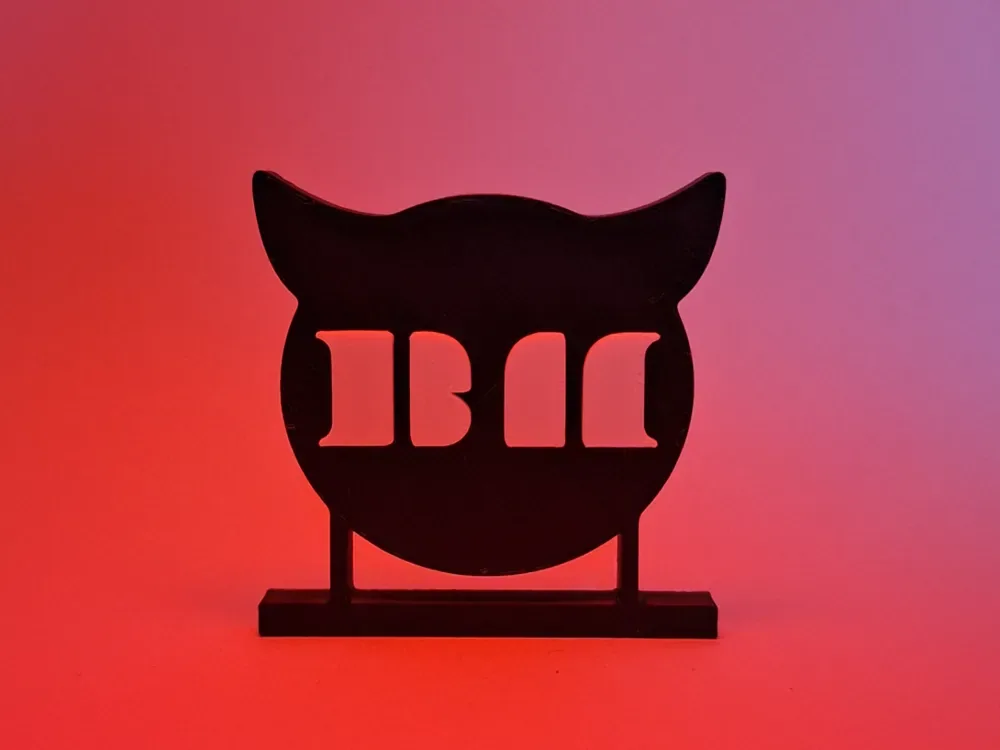 Soporte con logotipo de BABYMONSTER, vista 1