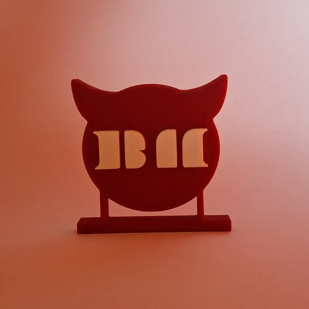 Soporte con logotipo de BABYMONSTER, vista 3
