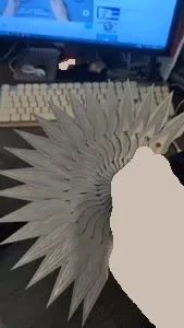 Aparentemente un cuchillo volador, en realidad es un abanico., vista 1