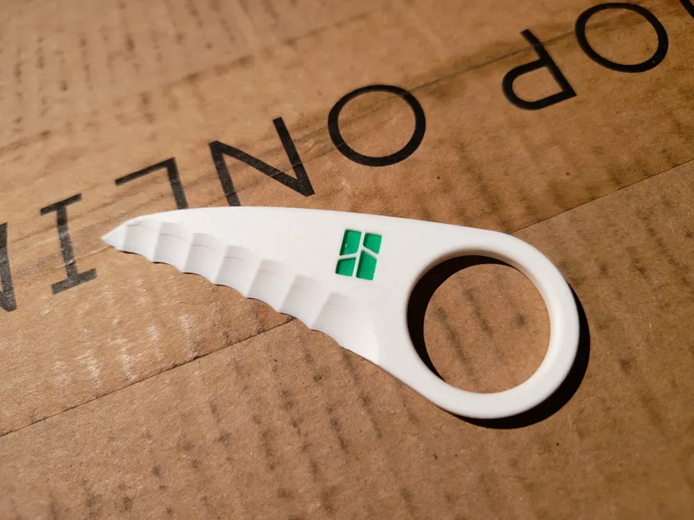 Cuchillo abrecajas de plástico con dientes y logo de bambú para impresión 3D, vista 1
