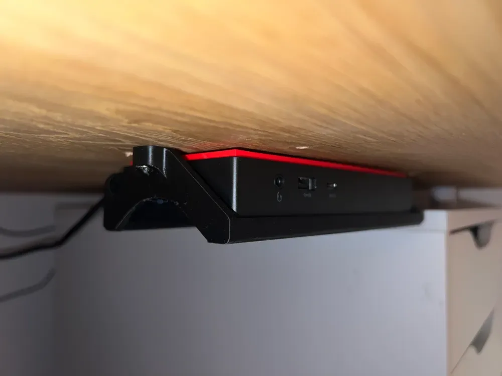 Montaje debajo del escritorio para la estación de acoplamiento ThinkPad para impresión 3D, vista 1