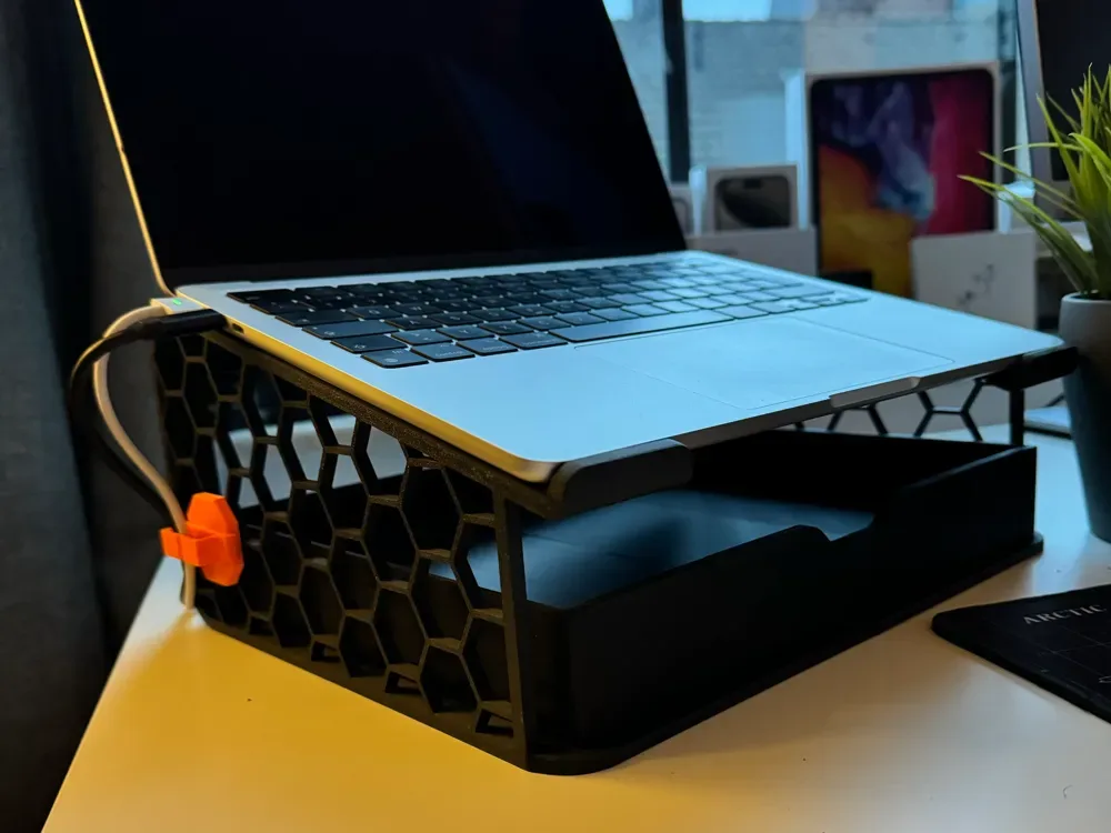 Soporte para computadora portátil con bandeja y soporte para cables para impresión 3D, vista 1