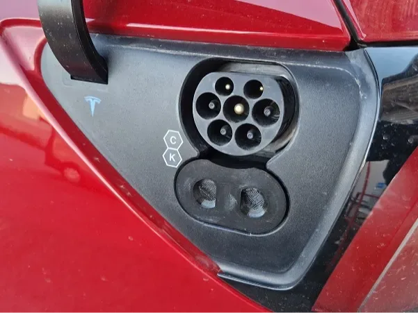 La cubierta antipolvo CCS definitiva para Tesla Model 3 e Y, vista 1