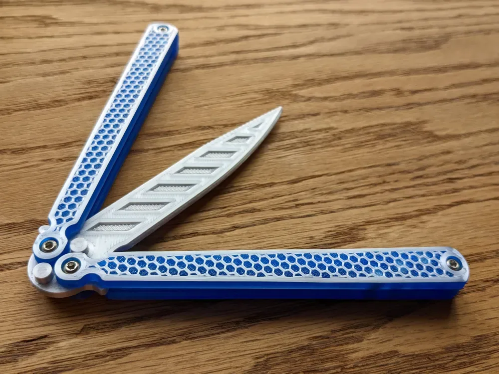 Entrenador Balisong (también conocido como cuchillo mariposa), vista 1