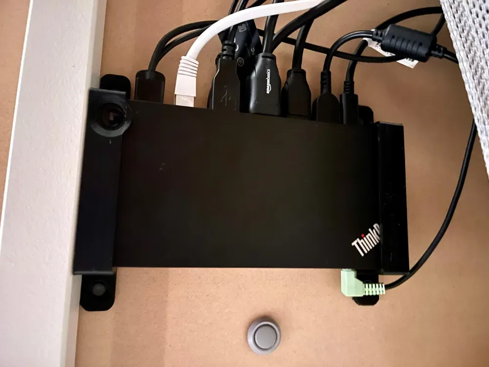 Lenovo Dock debajo del escritorio · montaje en pared (sin tornillos) para impresión 3D, vista 1
