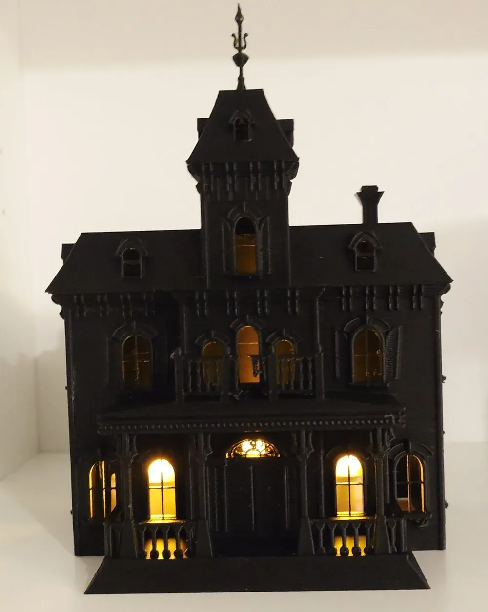 Mansión encantada. Ambiente espeluznante a la luz de las velas, vista 2