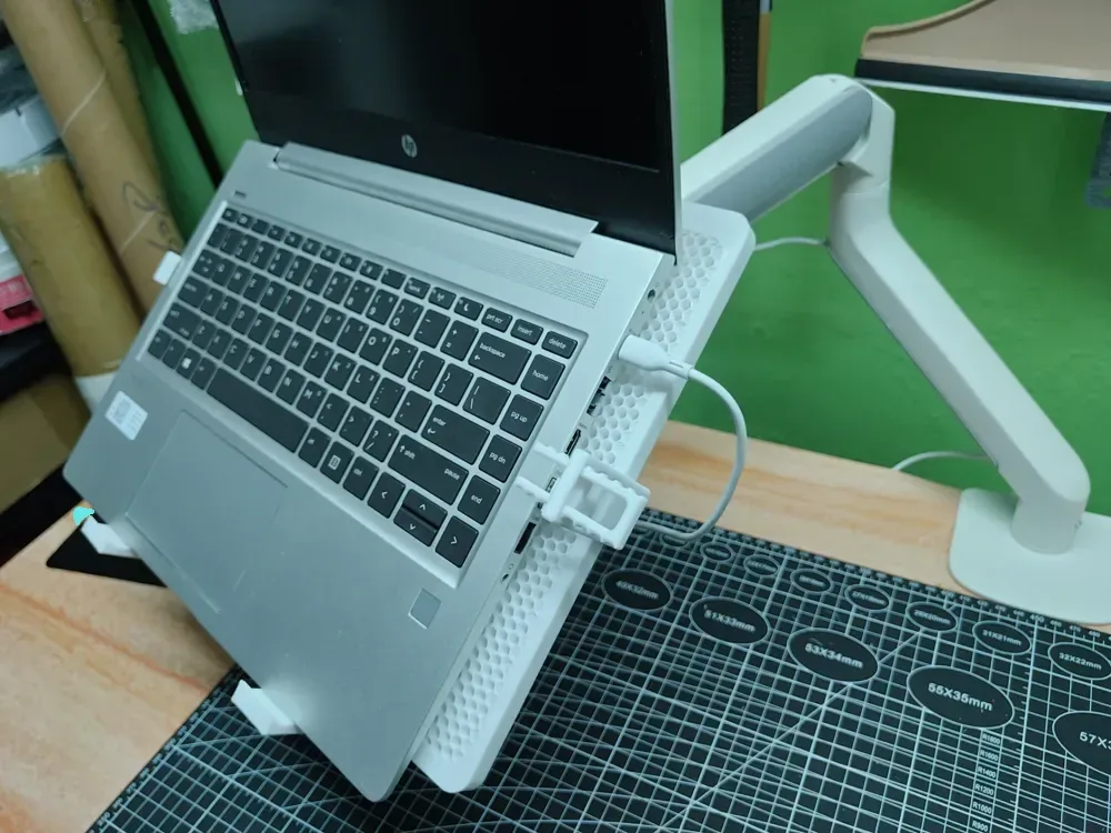 Adaptador VESA para plataforma de computadora portátil totalmente impresa para impresión 3D, vista 1