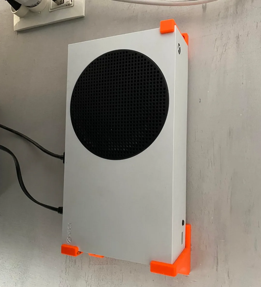 Base deslizante mínima para Xbox Series S en la pared para impresión 3D, vista 1