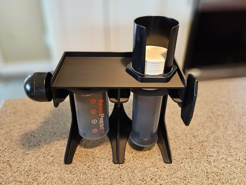 Soporte · caddy Aeropress con estante de almacenamiento adicional para impresión 3D, vista 1