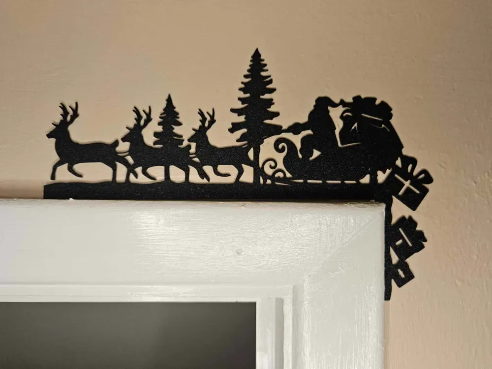 Aquí viene el adorno de esquina de la puerta de Papá Noel, vista 2