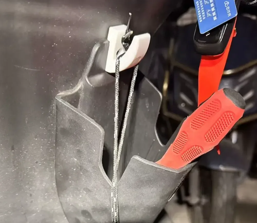 Gancho portavasos para patinete eléctrico Niu M+ para impresión 3D, vista 1
