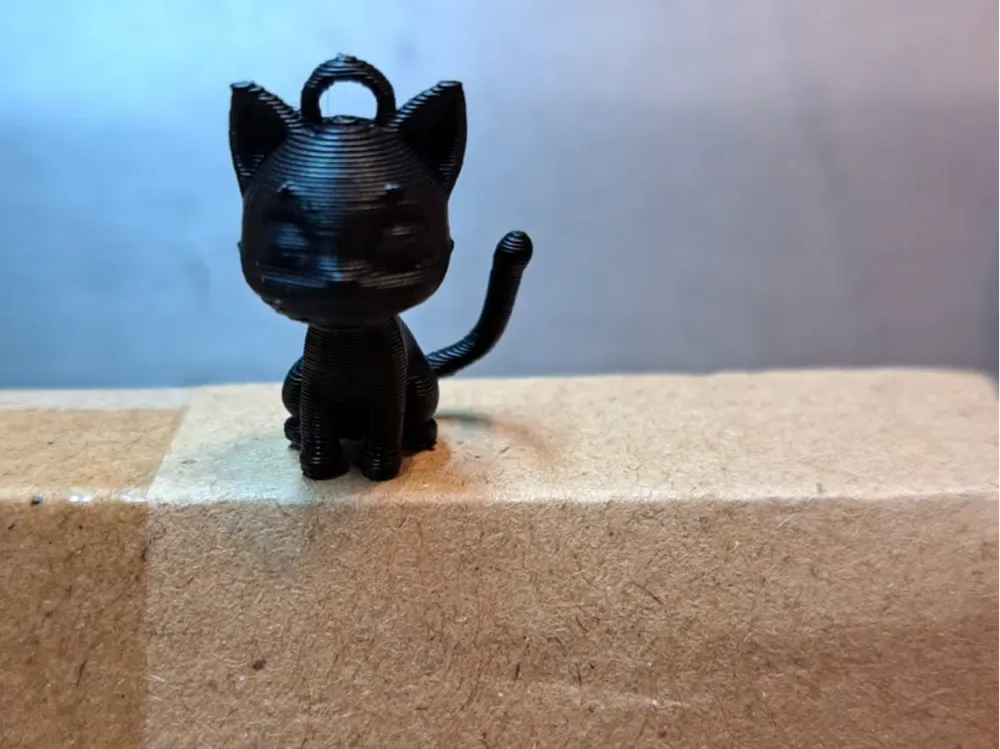 Gato negro de aproximadamente 2 cm., vista 1
