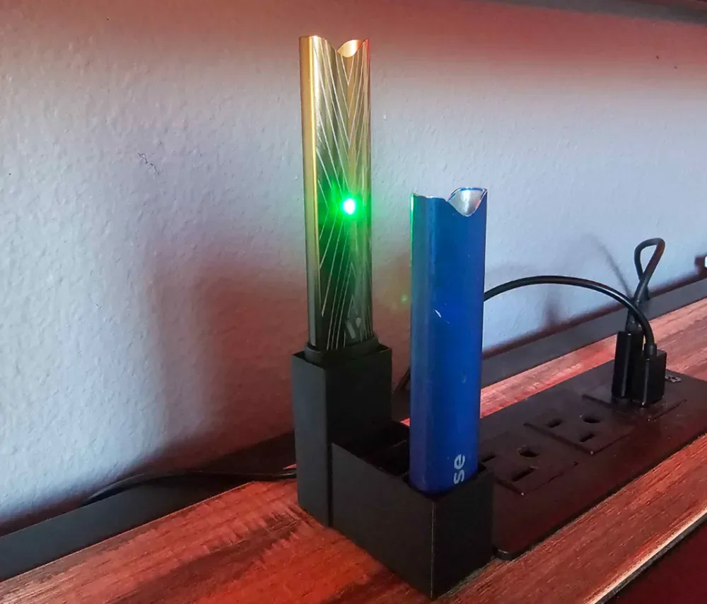 Cargador Vuse Alto y soporte de batería de 3 ranuras, vista 1
