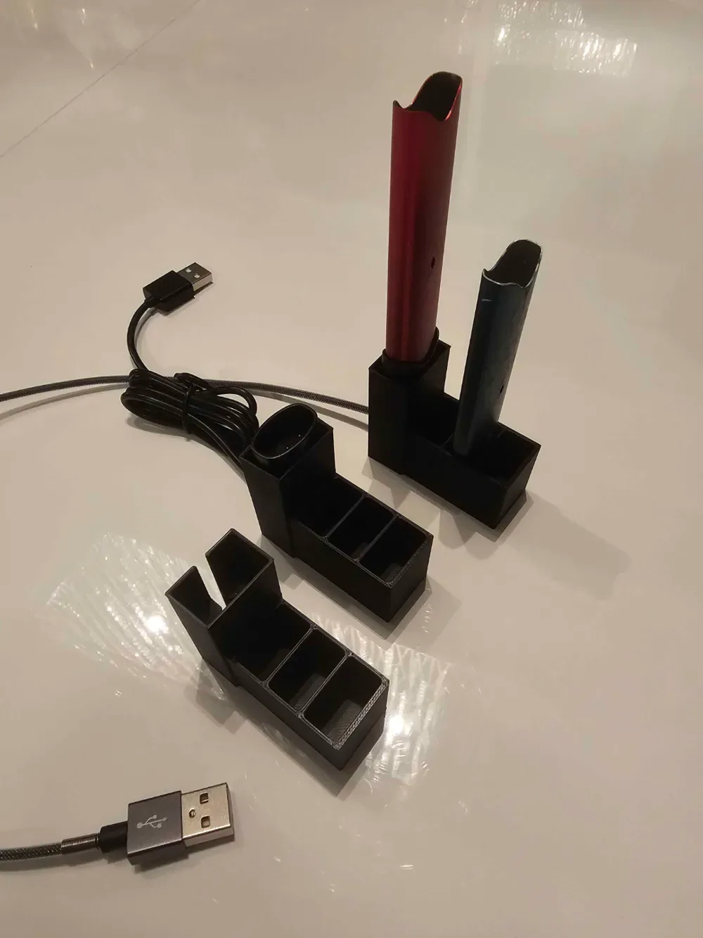 Cargador Vuse Alto y soporte de batería de 3 ranuras, vista 3