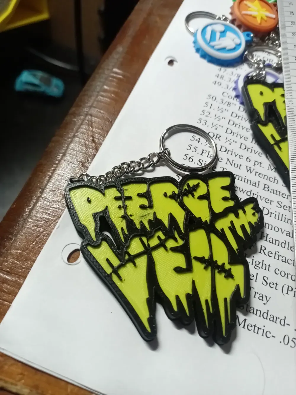 Llavero con el logo de Pierce the Veil, vista 2