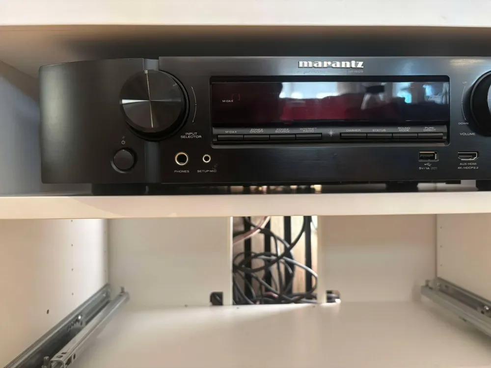 Pies más pequeños Marantz NR - pies receptores, vista 2